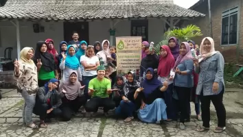 Membuat Ecobrick bersama Ibu-ibu PKK Noborejo Salatiga in  had 24 participants